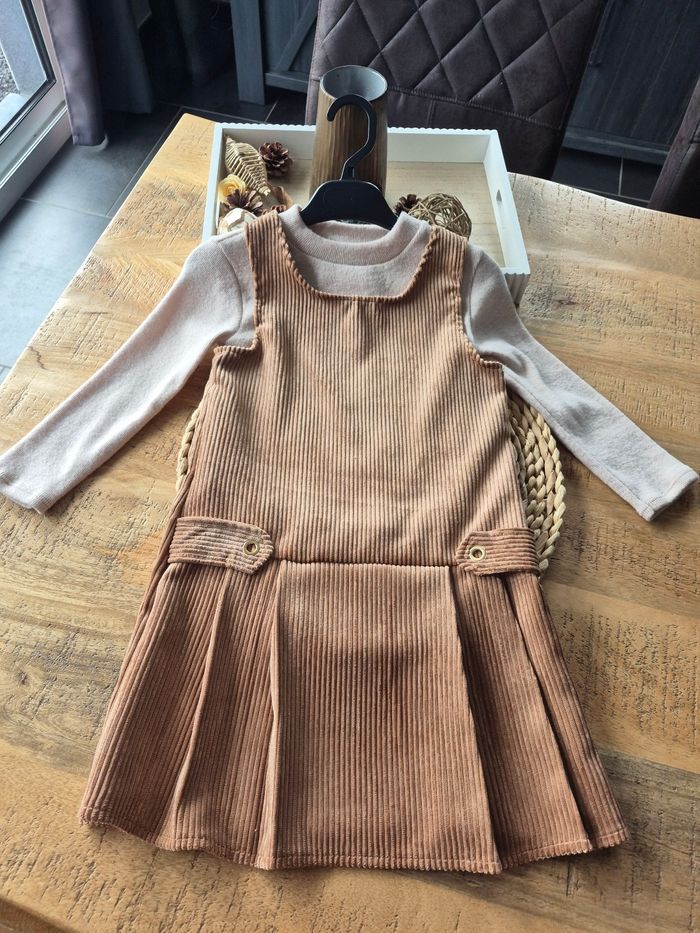 Robe fille beige et pull 5 ans
