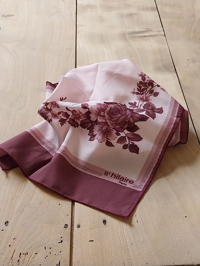 Foulard Saint Hilaire Paris motif fleurs rose pastel - photo numéro 3