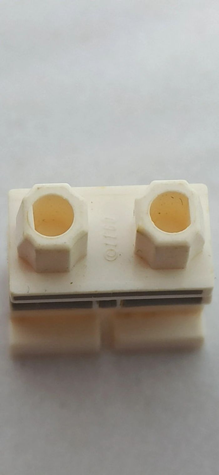 Homme prisonnier avec habits barrés et accessoire lego - photo numéro 10