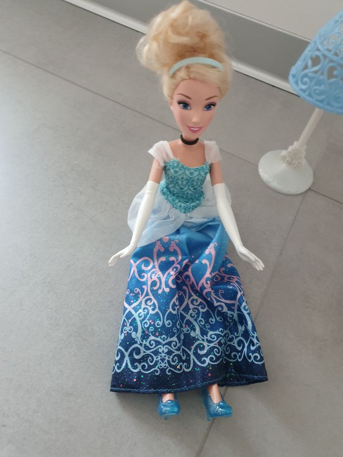 Barbie Cendrillon et sa coiffeuse - photo numéro 2