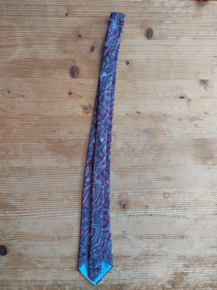 Cravate Bordeaux Élégante avec Motifs - Intérieur bleu - TBE - photo numéro 4