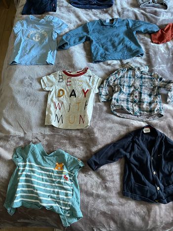 Lot de 48 hauts, t-shirts, pulls, sweats, chemises