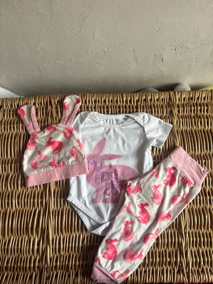 Ensemble Pâques  fille  9mois en très bon état
