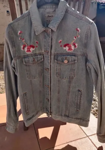 Veste en jean avec broderies