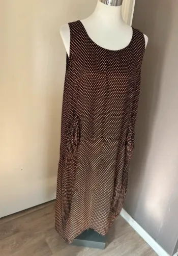 La fée Maraboutée robe longue été coupe déstructurée oversize noir à pois orange