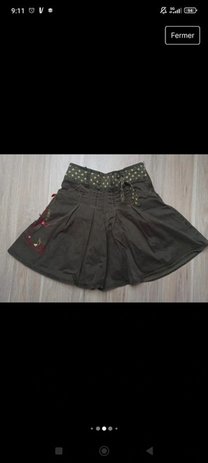 t-shirt rouge avec styliste et jupe plissée kaki broderie et breloques, jolis détails Marèse 10 ans - photo numéro 4