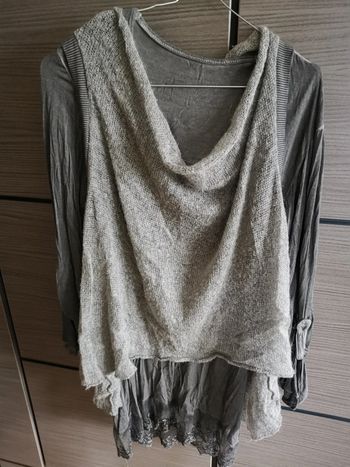 Pull et t shirt superposés