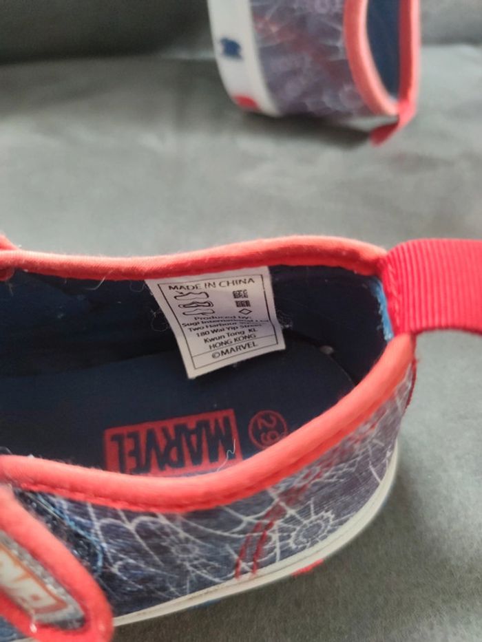 Paire de basket sneakers spiderman marvel pointure 29 - photo numéro 2