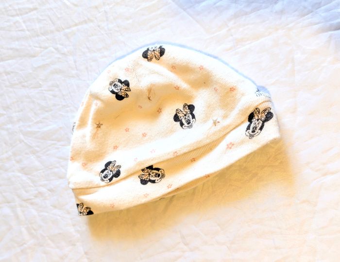 Petit Bonnet Disney Blanc Motif Dessins Têtes Minnie Etoiles Accessoire Petits Enfants Bébés - photo numéro 3