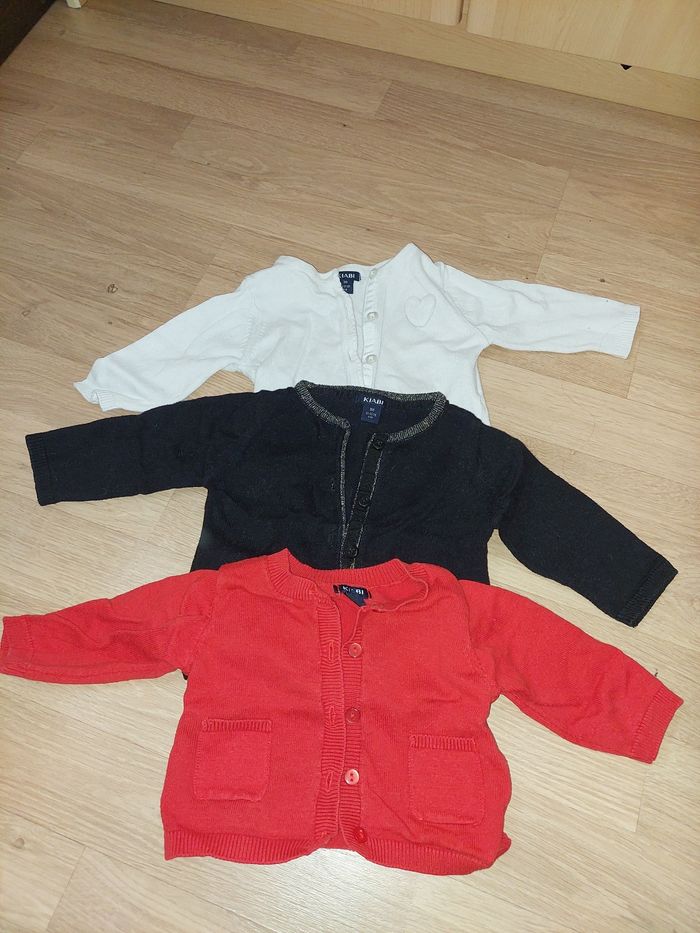 Lot gilet/ brassière 1mois