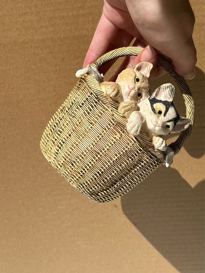 Figurine panier anse avec 2 chats et draps - photo numéro 12