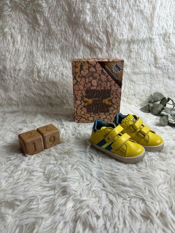 Paire de chaussures Stones and bornes taille 19