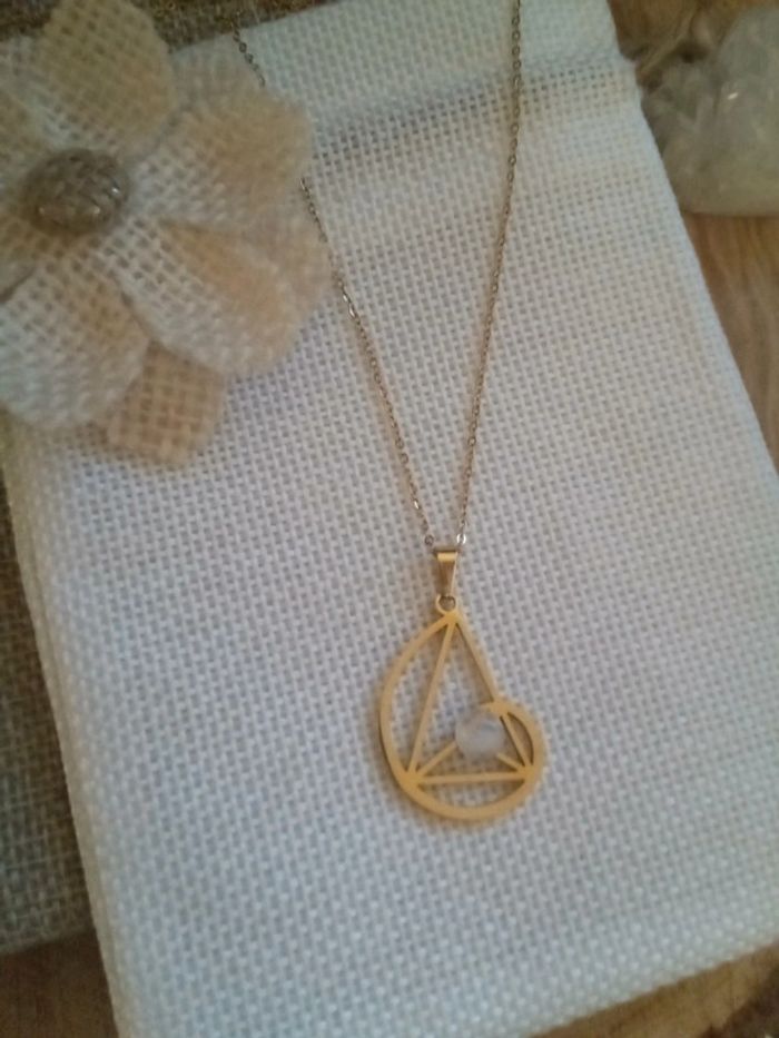 Collier spirale d'or de Fibonacci et pierre de lune