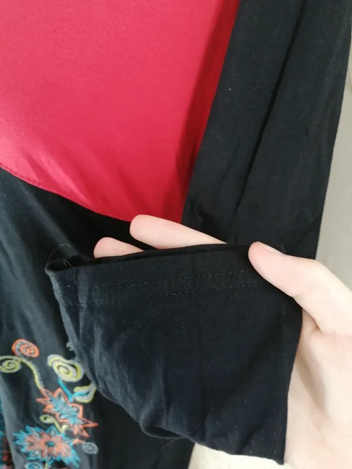 Robe noire à manches longues avec broderies et déchirures / sans marque / (M) - photo numéro 5