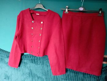 Joli tailleur hiver rouge cerise