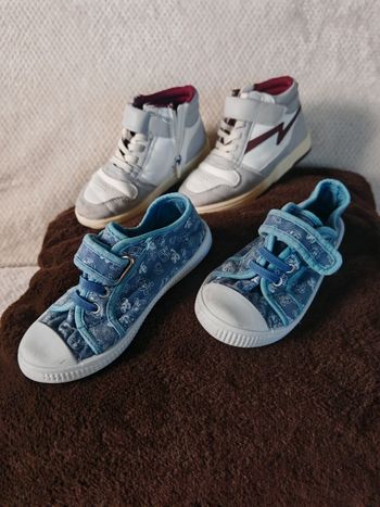 Lot 2 paires de chaussures enfants pointures 26 et 27