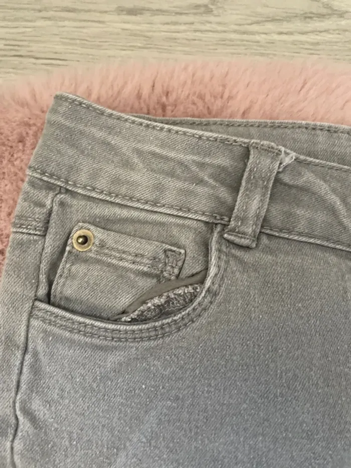 Jean gris avec motif sur la cuisse - photo numéro 3