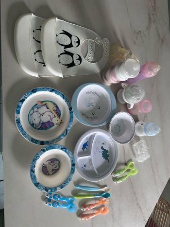 Lot assiettes, bavoirs, couverts, biberons, doseurs