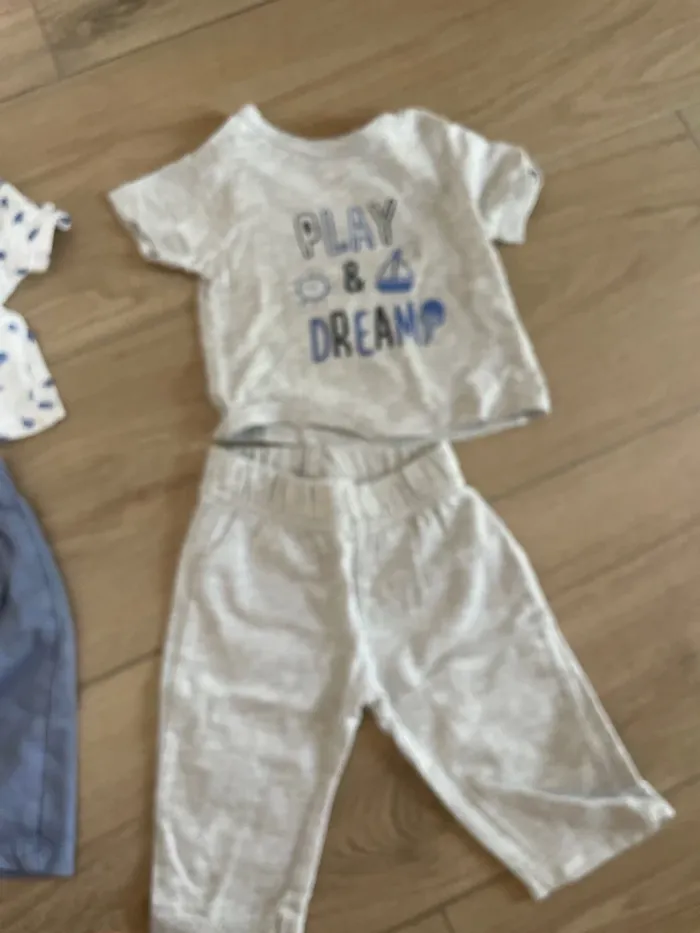 Ensemble t shirt et pantalon gris clair