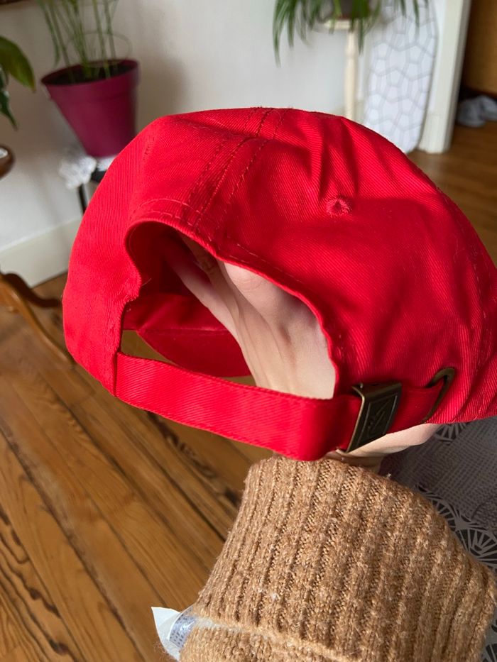 Casquette rouge - photo numéro 3