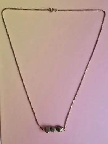 Collier doré pierres