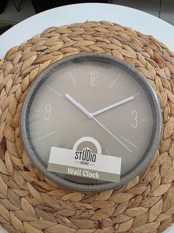 Petite horloge murale grise neuve
