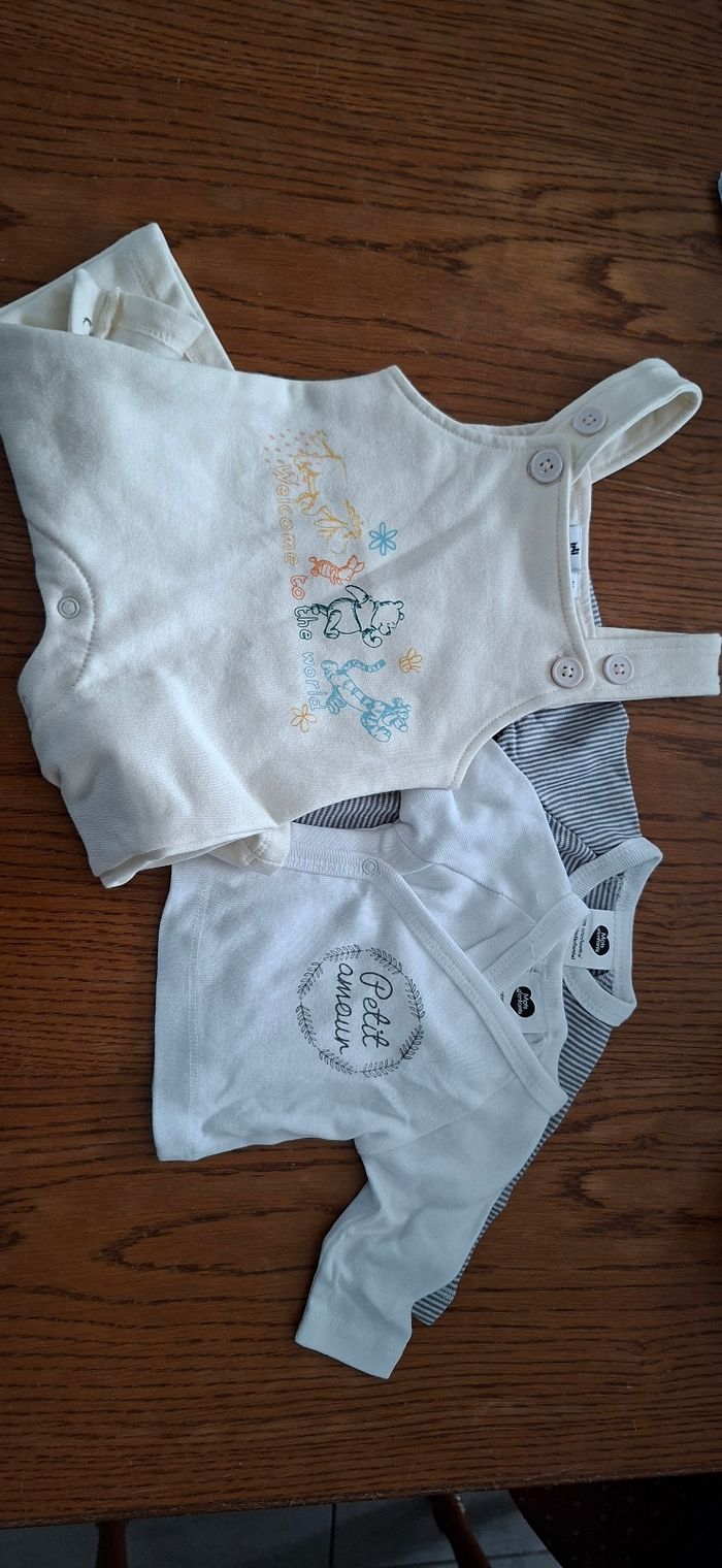 2 tee shirts et 1 salopette naissance
