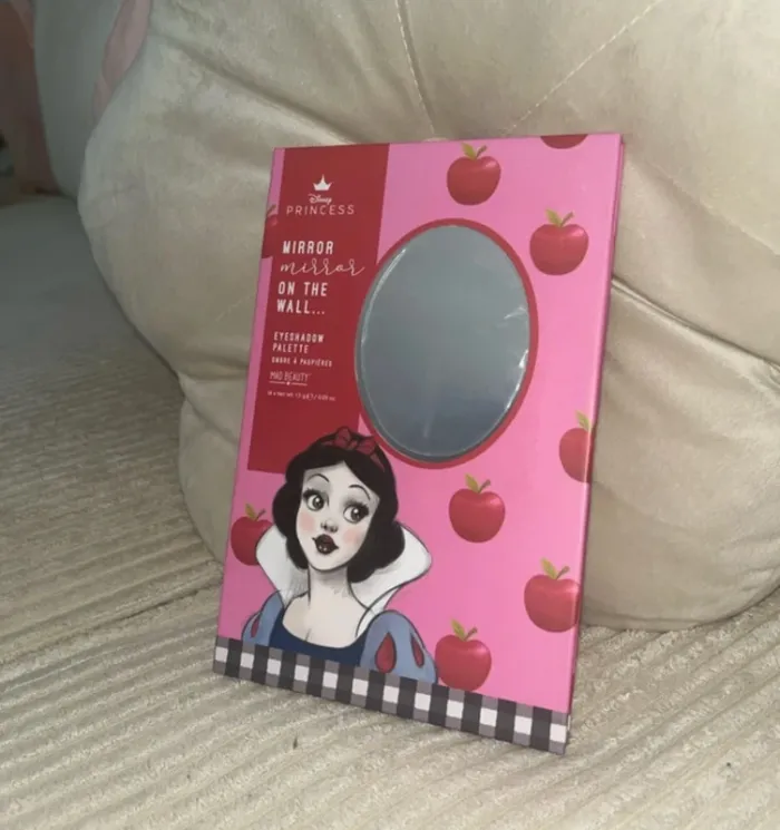 Palette Disney blanche beige neuve - photo numéro 2