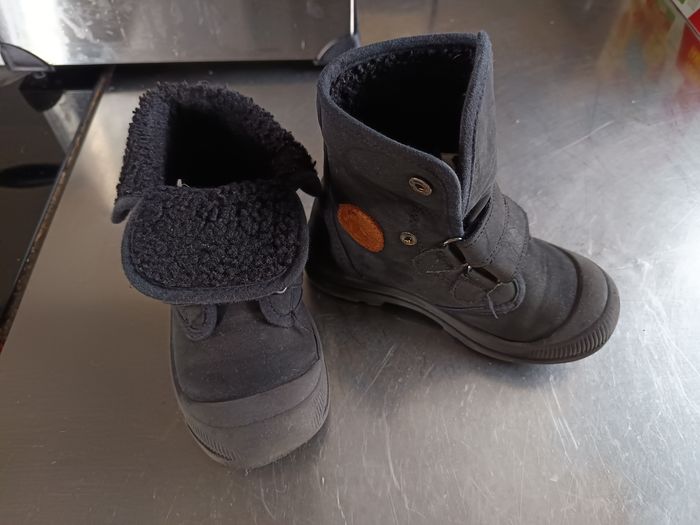 Bottines noires fourré a l'intérieur Taille 28