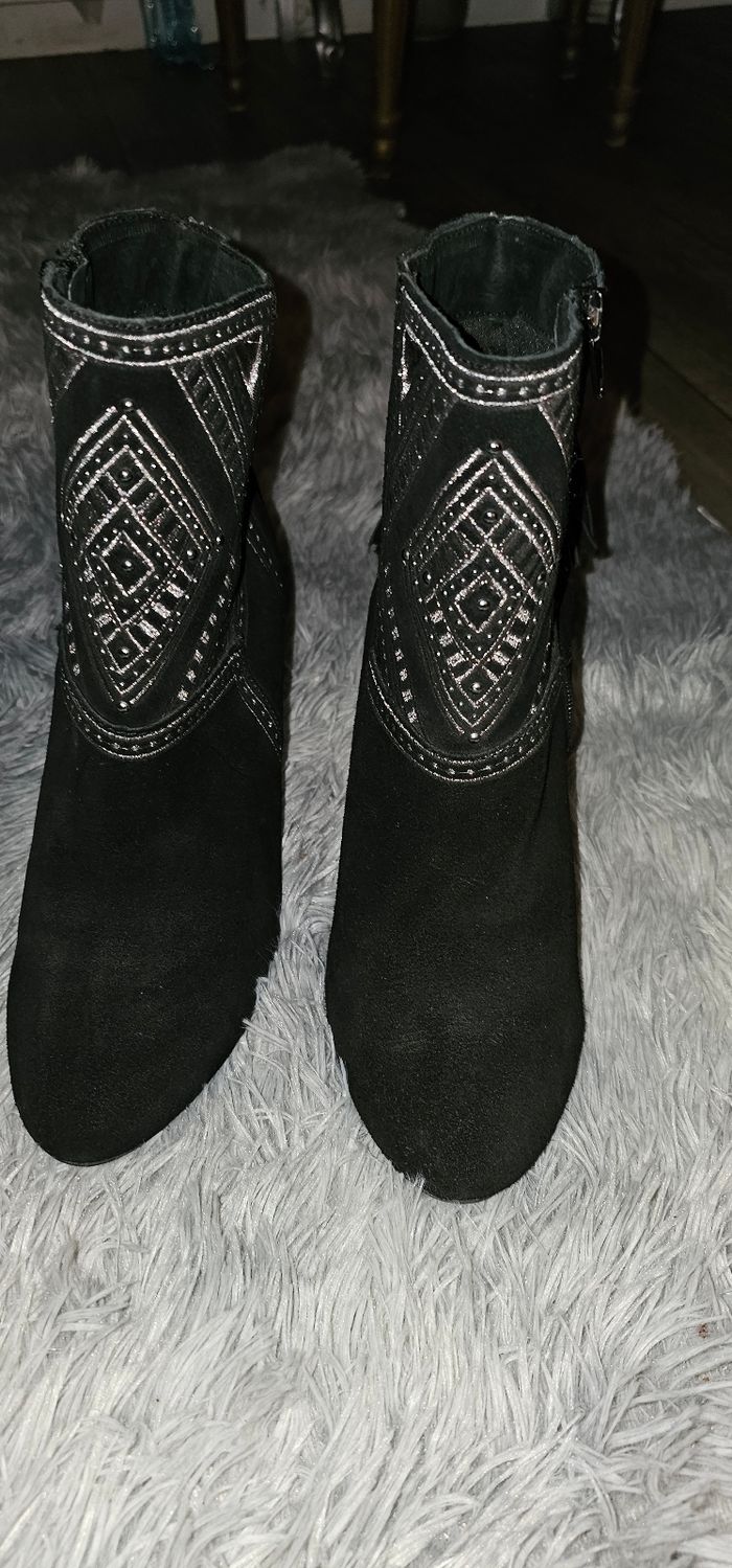 Magnifiques bottines suédine broderie argenté pompons texto 38 - photo numéro 4