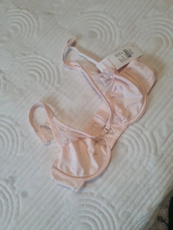 Jolie soutien gorge rose irisé brillant