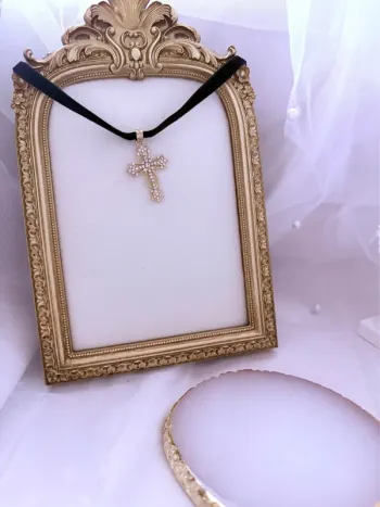 Collier ras de cou en lien noir avec bijoux doré croix