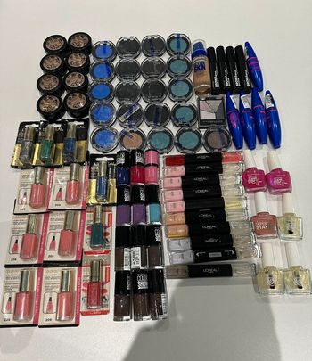 Lot maquillage + vernis neuf