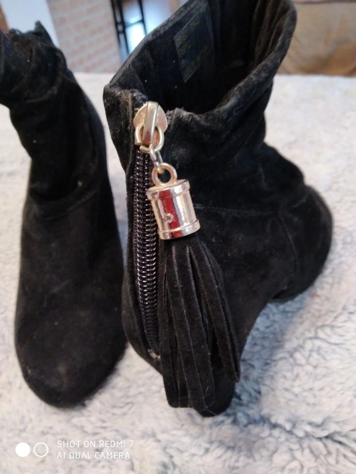 Jolies boots noires pompons fermeture arrière