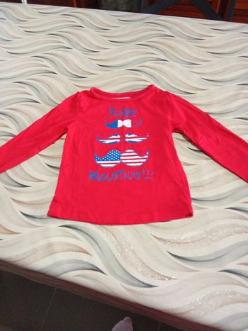T-shirt rouge motif moustaches drapeaux In Extenso 4 ans