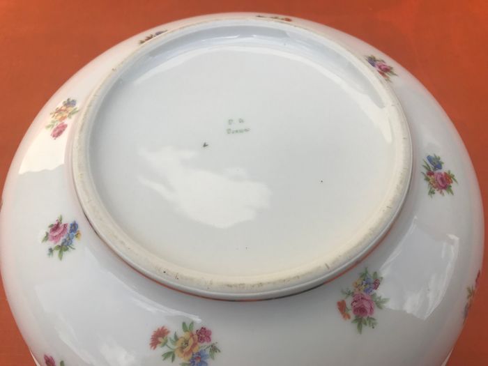 Ancien Saladier P.N France Porcelaine blanche à décor brassées de fleurs - photo numéro 5