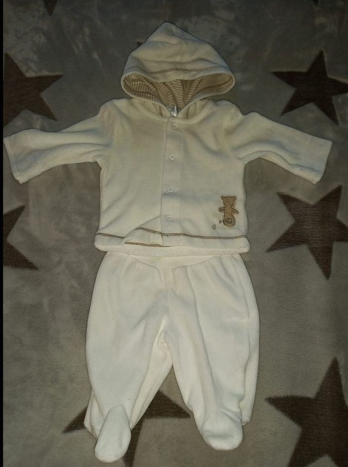 Lot vêtements 1 mois 
Sur un pyjama manque 1 pression. Dans l ensemble très bon état - photo numéro 4