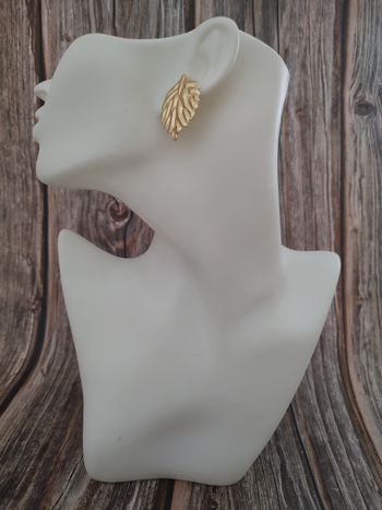 Boucles d’oreilles dorées en forme de feuille en acier inoxydable