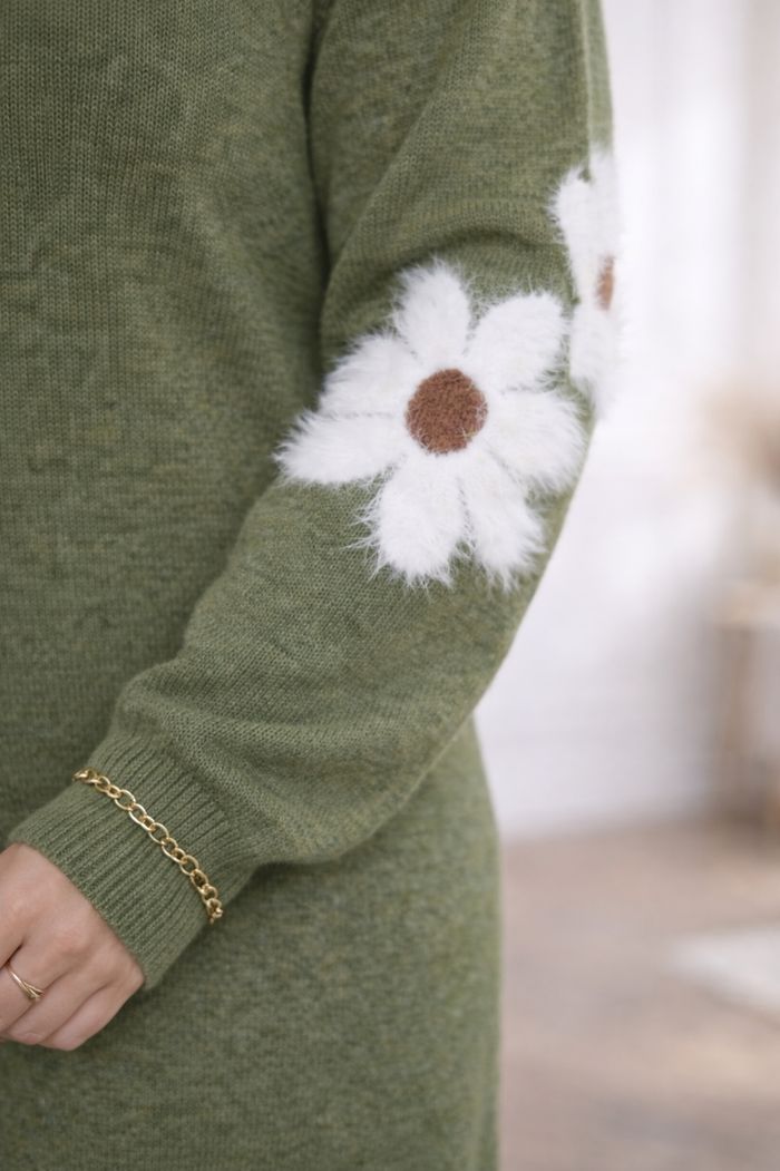 Robe pull en tricot vert militaire au motif marguerites sur les manches Femme taille 54 marque Asos 💍 - photo numéro 3