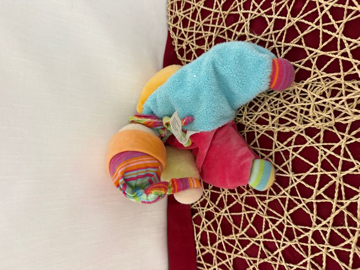 Doudou semi plat lutin clown bleu rose vert jaune COROLLE - photo numéro 4