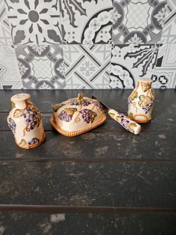 Beurrier et sa salière poivrière en barbotine