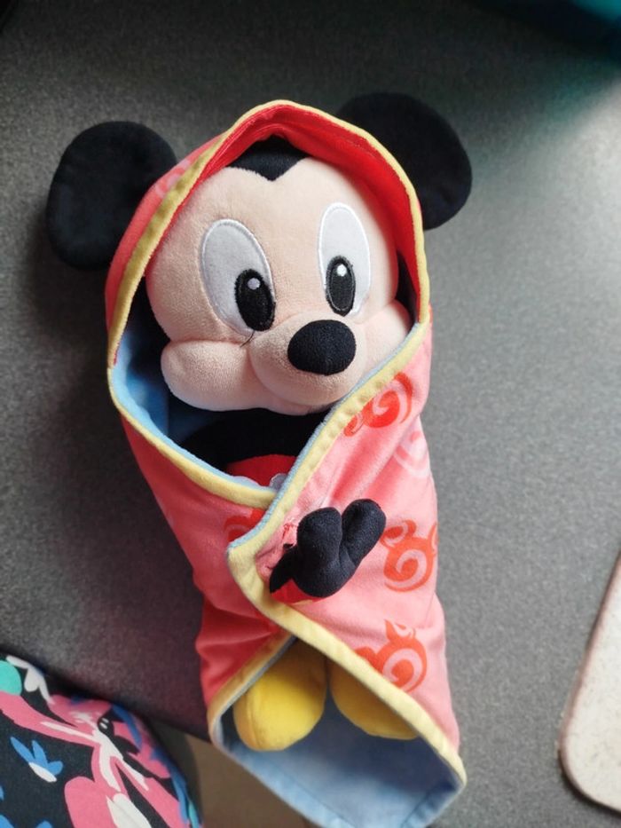 Bébé mickey avec sa couverture