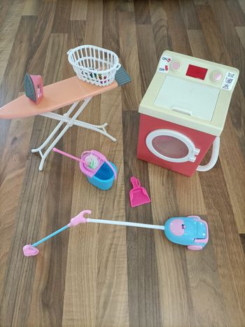 Lot buanderie barbie avec machine à laver, table et fer à repasser, aspirateur, et nombreux accessoires 