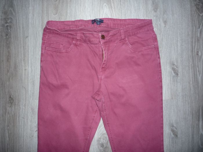 PANTALON DROIT BORDEAUX "KIABI" - TAILLE 42 - n°02 - photo numéro 2