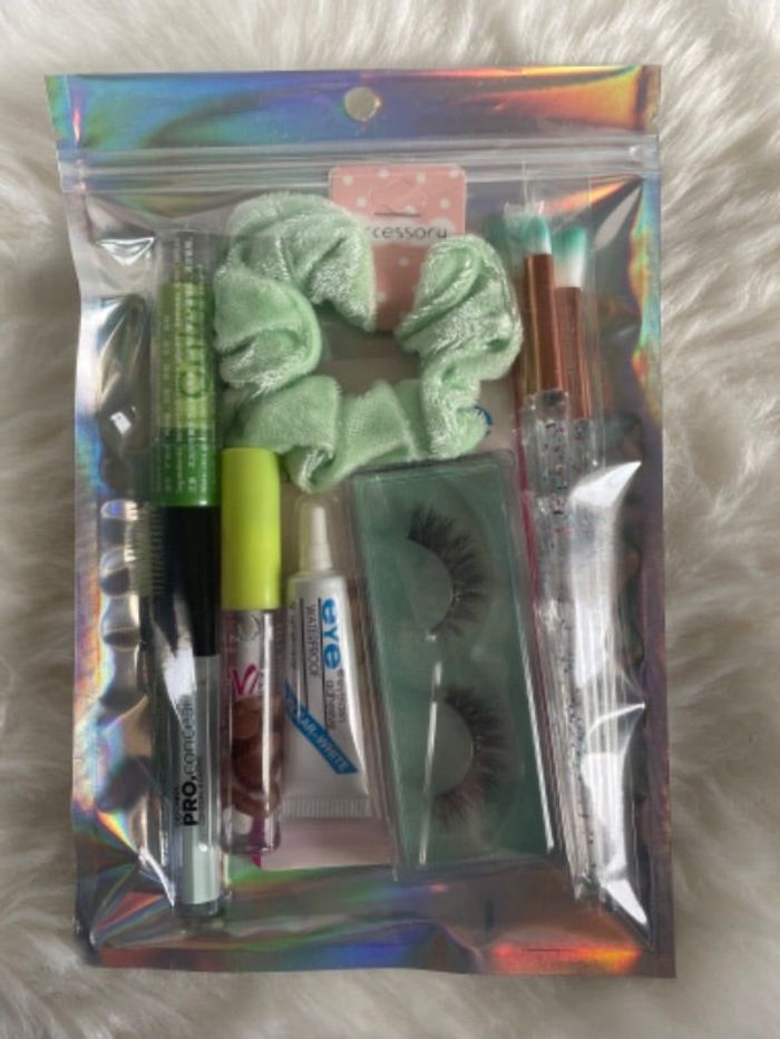Sachet avec accessoires maquillage vert