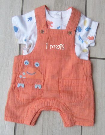 Ensemble barboteuse et tee shirt assorti.