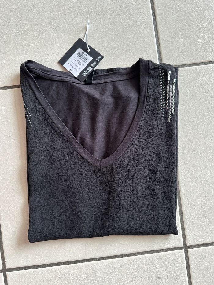 Tee shirt gris foncé / sequins épaule ONLY taille 36 col V NEUF - photo numéro 8