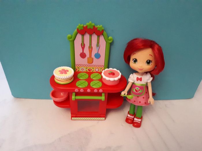 Poupée Charlotte aux fraises et son fraisie café