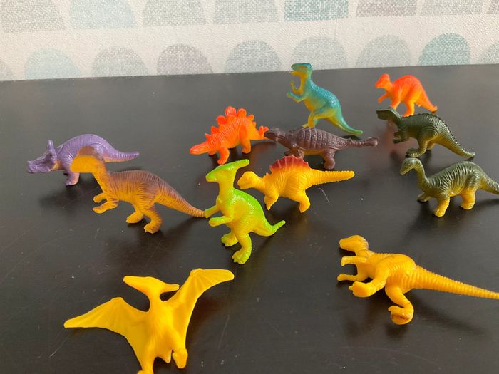12 figurines dinosaures pour enfant en plastique - photo numéro 3