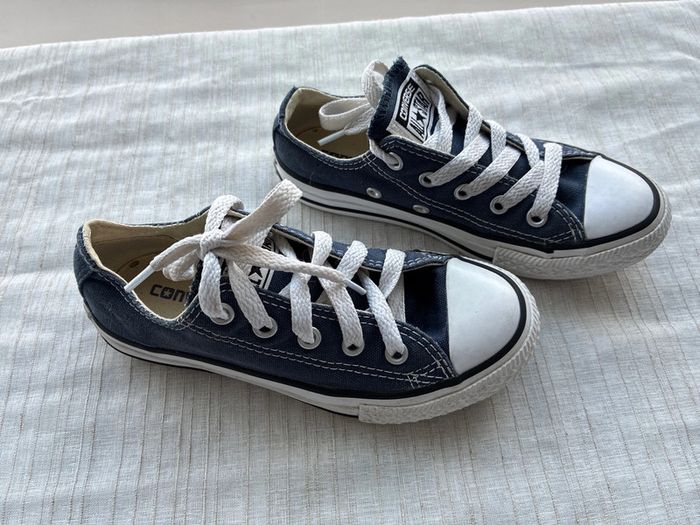 Converse taille basse bleu marine T29 en excellent état - photo numéro 2